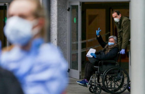 ep un familiar recoge a una paciente con coronavirus que abandona el hospital temporal de la