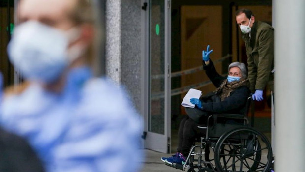 ep un familiar recoge a una paciente con coronavirus que abandona el hospital temporal de la