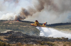ep un hidroavion arroja aguala zona afectadalos incendiosmirafloresla granja