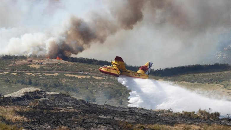 Un hidroavión arroja agua en la zona afectada por los incendios de Miraflores y La Granja. | COMUNIDAD DE MADRID ep un hidroavion arroja aguala zona afectadalos incendiosmirafloresla granja