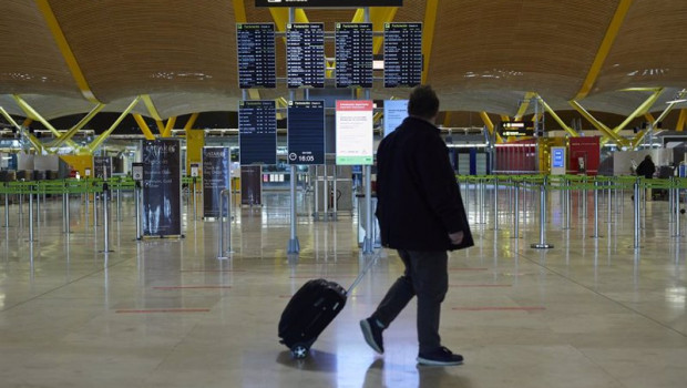 ep un pasajero camina por la terminal t4 del aeropuerto adolfo suarez madrid-barajas durante el