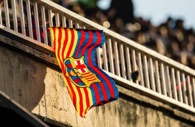 ep una bandera con el escudo del fc barcelona
