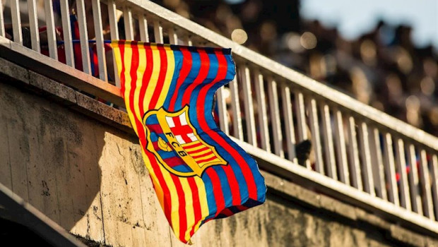 ep una bandera con el escudo del fc barcelona