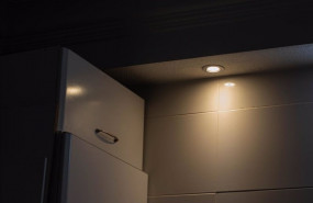 ep una lampara se mantiene encendida en el interior de una casa