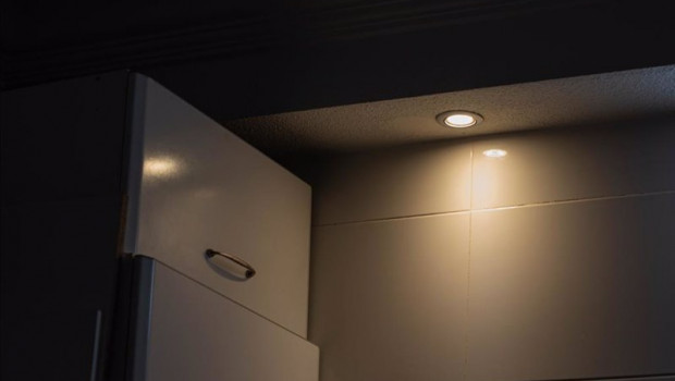 ep una lampara se mantiene encendida en el interior de una casa