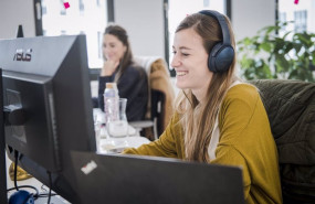 ep una mujer trabajando en el blockchain research development hub de bitpanda