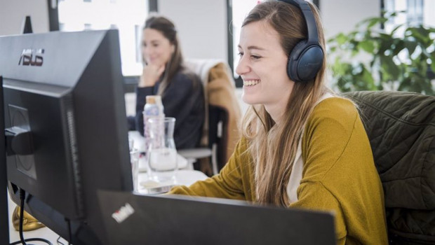 ep una mujer trabajando en el blockchain research development hub de bitpanda