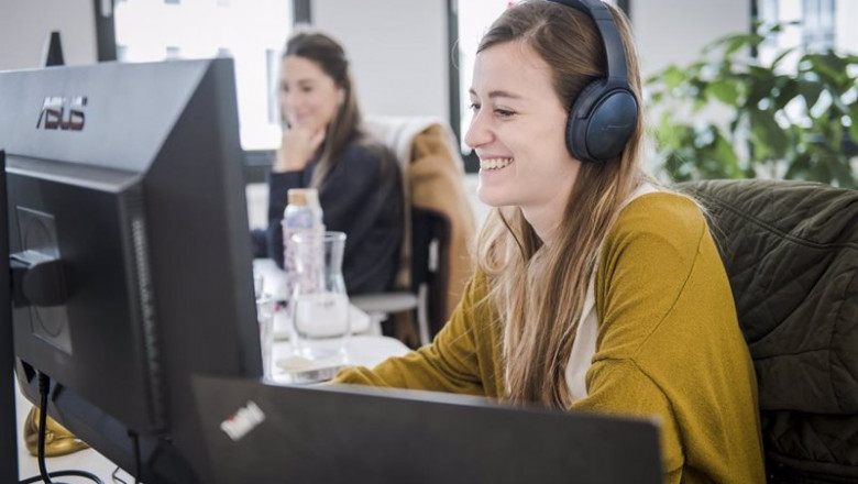 Una mujer trabajando en el Blockchain Research & Development Hub de Bitpanda. | BITPANDA ep una mujer trabajando en el blockchain research development hub de bitpanda