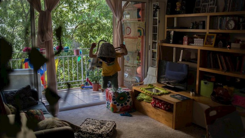 ep una nina juega en su domicilio de barcelona un dia antes de que los menores de 14 anos tengan ep una nina juega en su domicilio de barcelona un dia antes de que los menores de 14 anos tengan