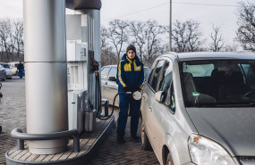 ep una persona pone gasolina a su vehiculo en kramatorsk situado en el oblast de donetsk en la