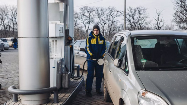 ep una persona pone gasolina a su vehiculo en kramatorsk situado en el oblast de donetsk en la