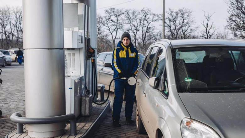 ep una persona pone gasolina a su vehiculo en kramatorsk situado en el oblast de donetsk en la