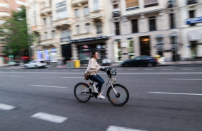 ep una persona sale recorre la calle goya de madrid en bicicleta durante la fase 0 de la desescalada