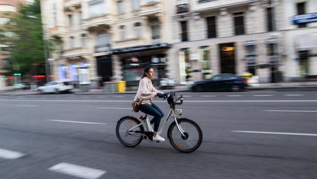 ep una persona sale recorre la calle goya de madrid en bicicleta durante la fase 0 de la desescalada