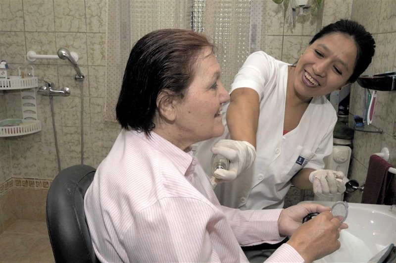 ep una trabajadora ofreciendo ayuda a domicilio ep una trabajadora ofreciendo ayuda a domicilio