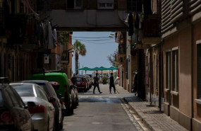 ep varias personas caminan por una calle durante el segundo dia de la fase 1 en barcelona en el que