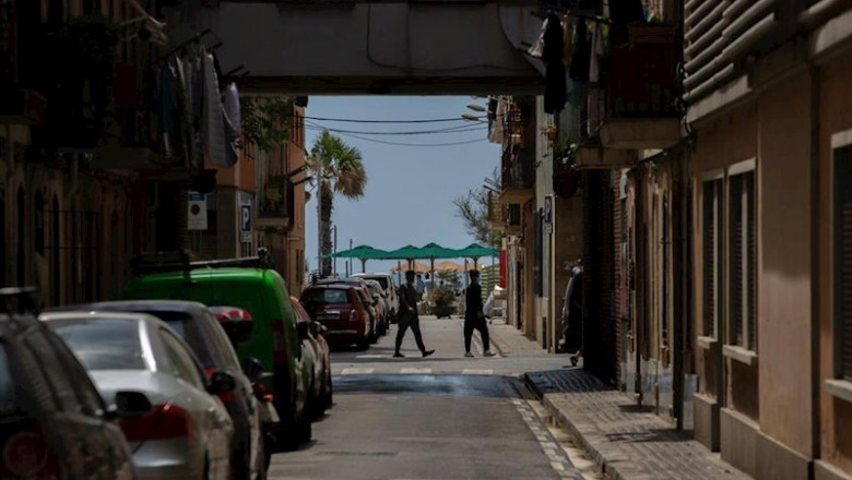 ep varias personas caminan por una calle durante el segundo dia de la fase 1 en barcelona en el que ep varias personas caminan por una calle durante el segundo dia de la fase 1 en barcelona en el que