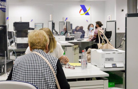 ep varias personas son atendidas en la agencia tributaria