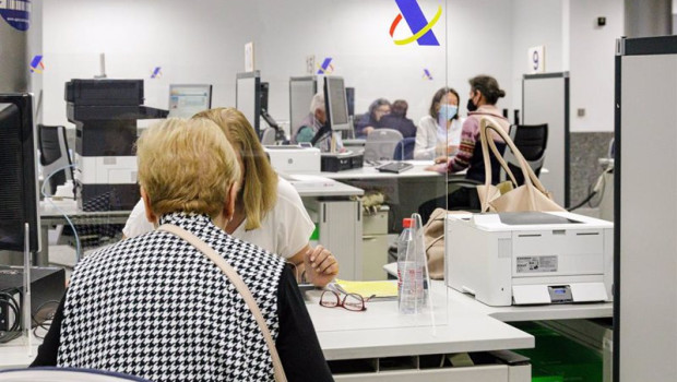 ep varias personas son atendidas en la agencia tributaria