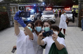 ep varias sanitarias con mascarilla se hacen un selfie tras el aplauso en el hospital donostia junto