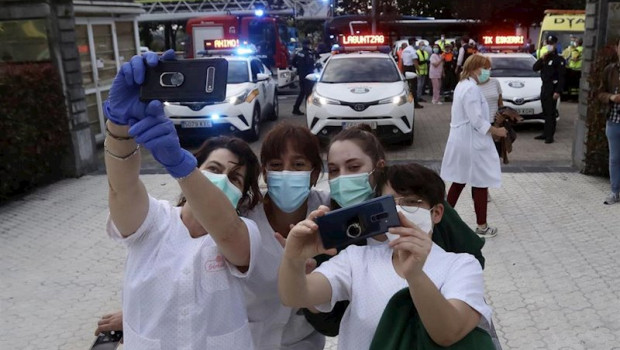 ep varias sanitarias con mascarilla se hacen un selfie tras el aplauso en el hospital donostia junto