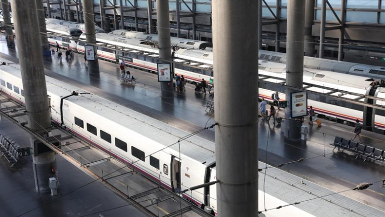 Vista de trenes en la estación de tren Puerta de Atocha de Madrid | Marta Fernández Jara - Europa Press ep vistatrenesla estaciontren puertaatochamadrid duranteprimeralas cuatro jornadasparos parcialesrenfelossindicato cgtconvocadolos trabajadoresla compania que coincideunolos principales dias