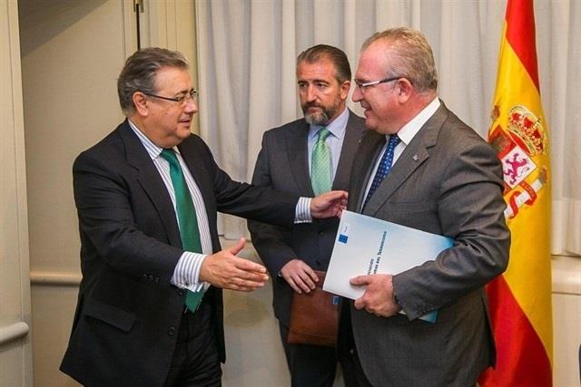 Zoido en una de sus reuniones con asociaciones de víctimas | EUROPA PRESS ep zoidounasus reunionesasociacionesvictimas
