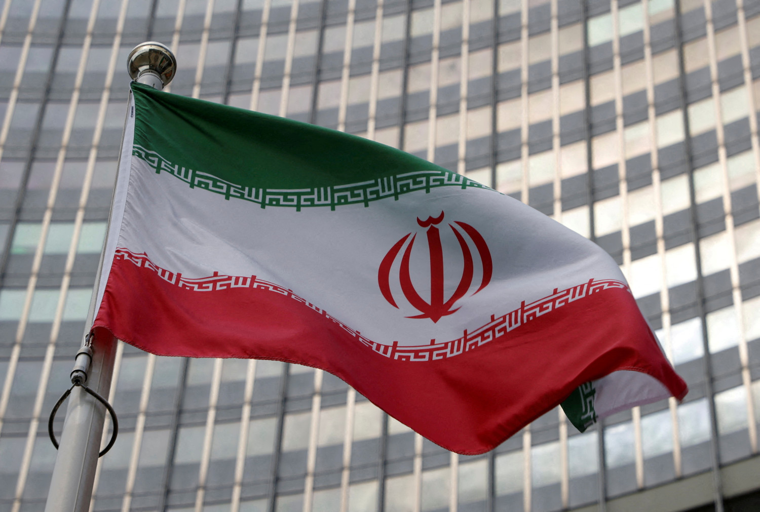le drapeau iranien flotte devant le siege de l agence internationale de l energie atomique aiea 