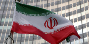 le drapeau iranien flotte devant le siege de l agence internationale de l energie atomique aiea 