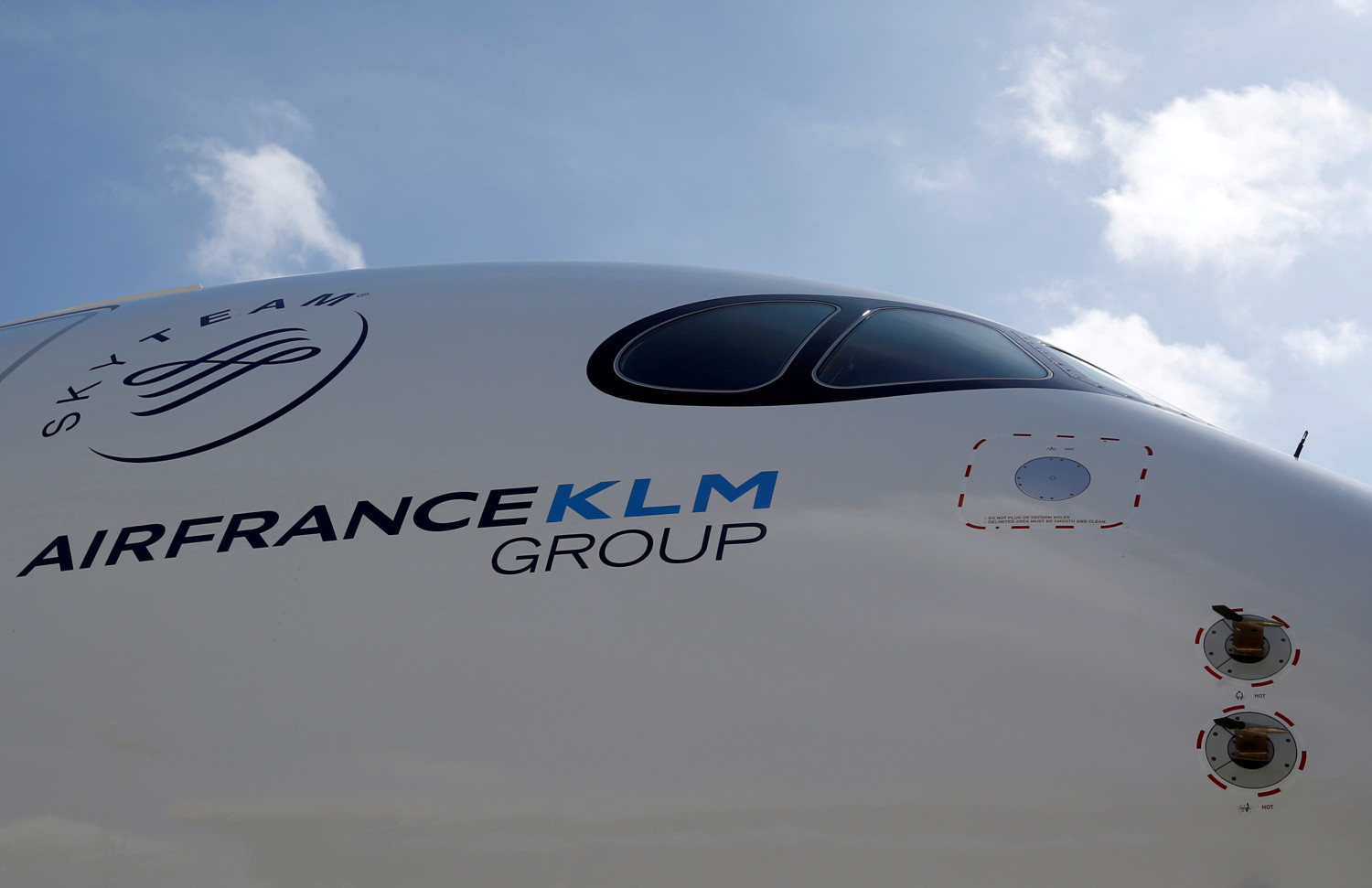 photo d archives du logo du groupe air france klm est represente sur le premier airbus a350 d air france lors d une ceremonie au siege du constructeur aeronautique airbus a colomiers 20230728174422 