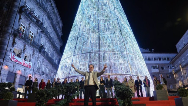 ep abel caballero durante el encendido de las luces de navidad de vigo