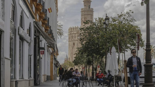 ep afluencia en un bar de la capital hispalense durante el quinto de la fase 1 del plan de descalada