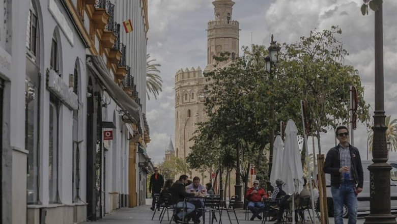 ep afluencia en un bar de la capital hispalense durante el quinto de la fase 1 del plan de descalada