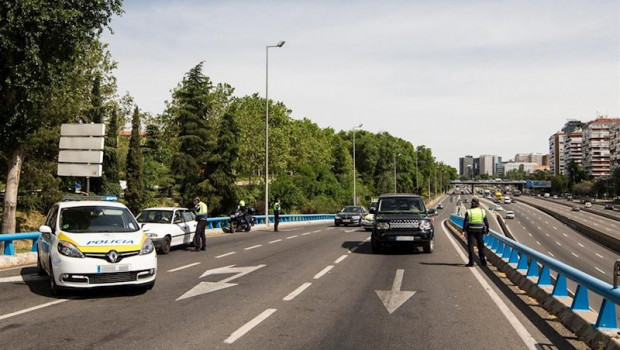 ep agentes de la policia municipal de madrid en un control policial en una de las salidas de la