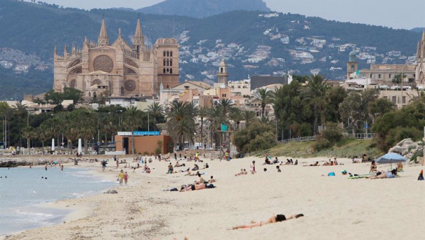 ep archivo   banistas en una playa de en palma de mallorca baleares espana