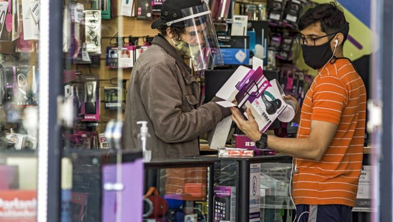 Archivo - Imagen de archivo de varias personas en un comercio. | ROBERTO ALMEIDA AVELEDO / ZUMA PRESS / CONTACTOPHO ep archivo imagen de archivo de varias personas en un comercio