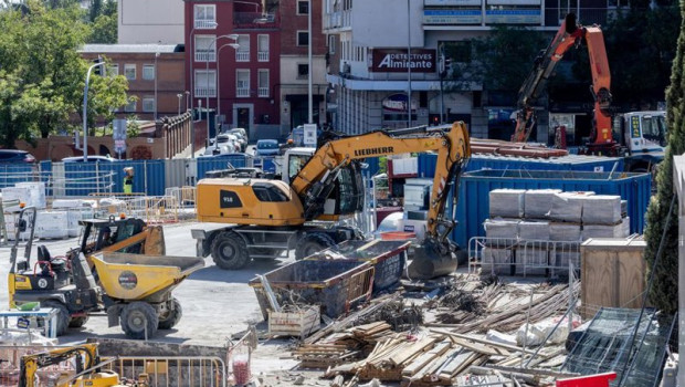 ep archivo   maquinas excavadoras en una obra de la zona de ventas a 26 de septiembre de 2025 en