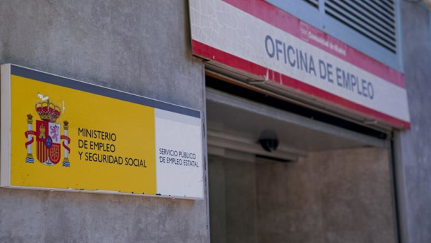 ep archivo   puerta de la oficina de desempleo de aluche a 4 de julio de 2022 en madrid espana