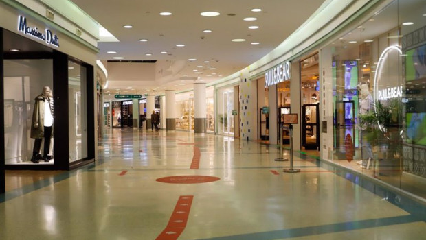 ep archivo   un centro comercial vacio en una jornada marcada por el inicio de la entrada en vigor