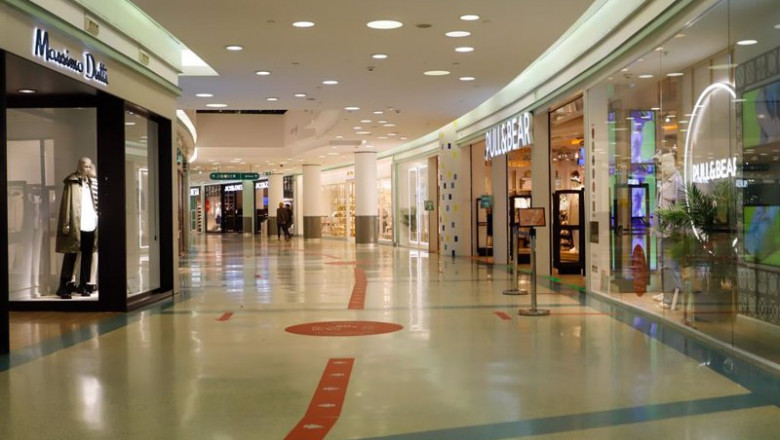 ep archivo   un centro comercial vacio en una jornada marcada por el inicio de la entrada en vigor
