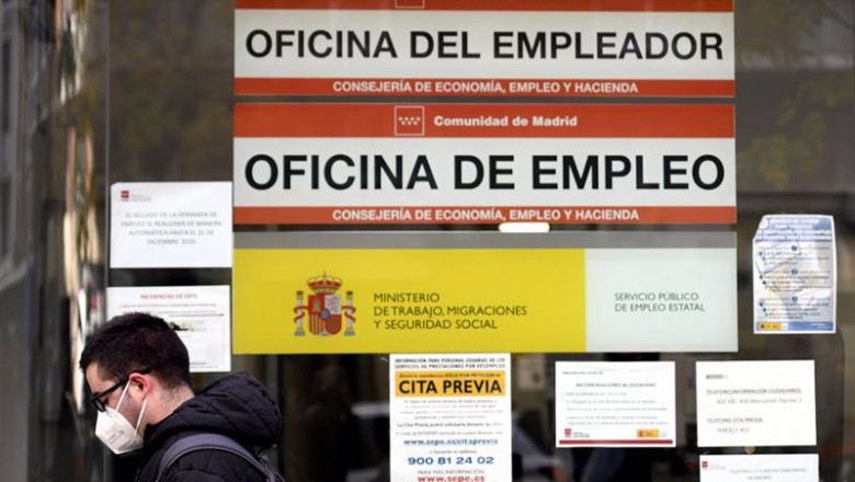 Óscar Cañas - Europa Press - Archivo ep archivo un hombre pasa por la puerta de una oficina de empleo sepe antiguo inem