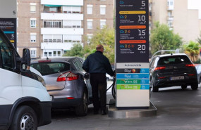 ep archivo   un senor repostando en una gasolinera a 9 de octubre de 2024 en madrid espana los