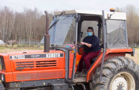 ep archivo   una mujer en su tractor