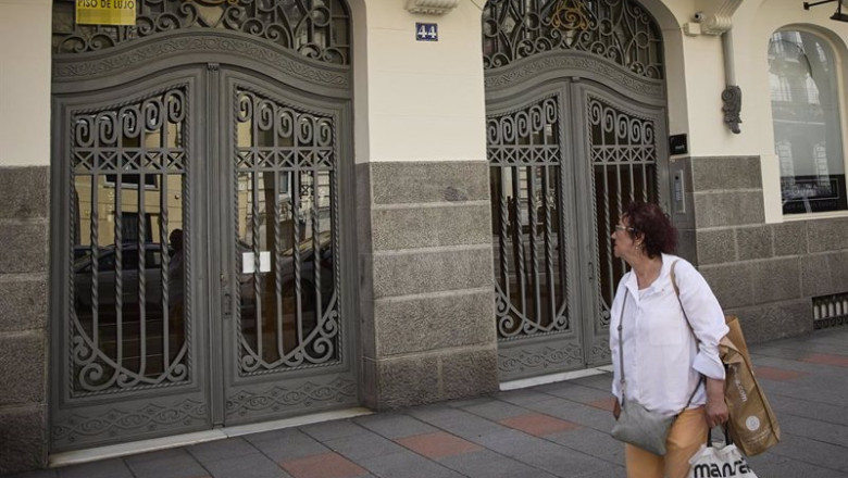 ep archivo una mujer observa el anuncio de un piso en venta en madrid ep archivo una mujer observa el anuncio de un piso en venta en madrid