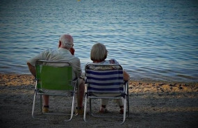 ep archivo   una pareja de mayores en la playa