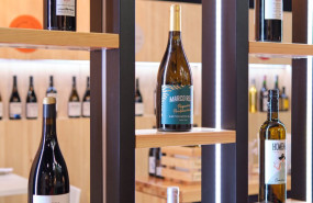 ep archivo varias botellas de vino en una estanteria de la feria nacional del vino fenavin ep archivo varias botellas de vino en una estanteria de la feria nacional del vino fenavin
