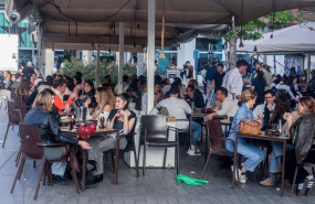 ep archivo   varias personas en la terraza de un bar 20250425115504