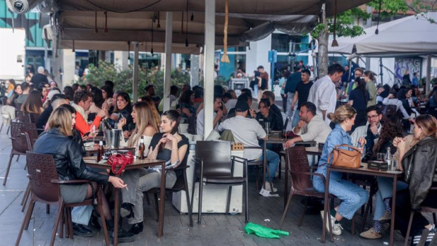 ep archivo varias personas en la terraza de un bar 20250425115504 ep archivo varias personas en la terraza de un bar 20250425115504