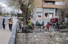 ep archivo   varias personas en la terraza del bar de un pueblo