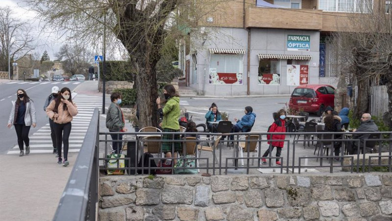ep archivo   varias personas en la terraza del bar de un pueblo